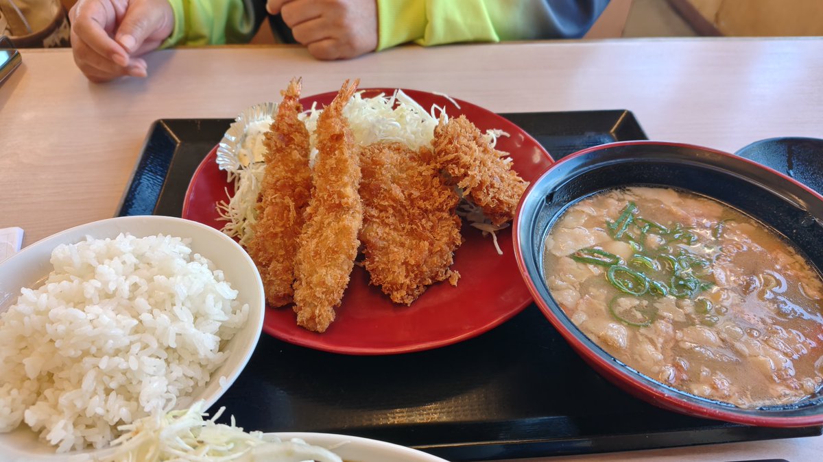 yo0419shi's tweet photo. みんな大好きかつやだよんよん🫶

期間限定のオムカレー(ご飯大盛)だよんよん🫶

海老ヒレカツ定食 とん汁(大)だよんよん🫶
 
パワーついただよんよん🫶

雷君でかくなったな🫶

#かつや
#かつや相模原橋本店
#猫のいる暮らし https://t.co/jE142VNw3a