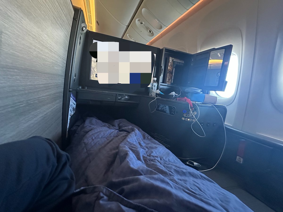 wanwanGarage's tweet photo. 行きのANAと帰りのユナイテッド航空
私用なら節約するかもですが仕事だからビジネスクラスです
フルフラットなだけでもう快適・・・

ユナイテッド航空はカスハラにあって泣いているお兄さんがサービスしてくれました🥲

ANAは幅広で仕切りもあって部屋感があるしご飯も美味しいしサービスもいいです https://t.co/gUR5noWA60