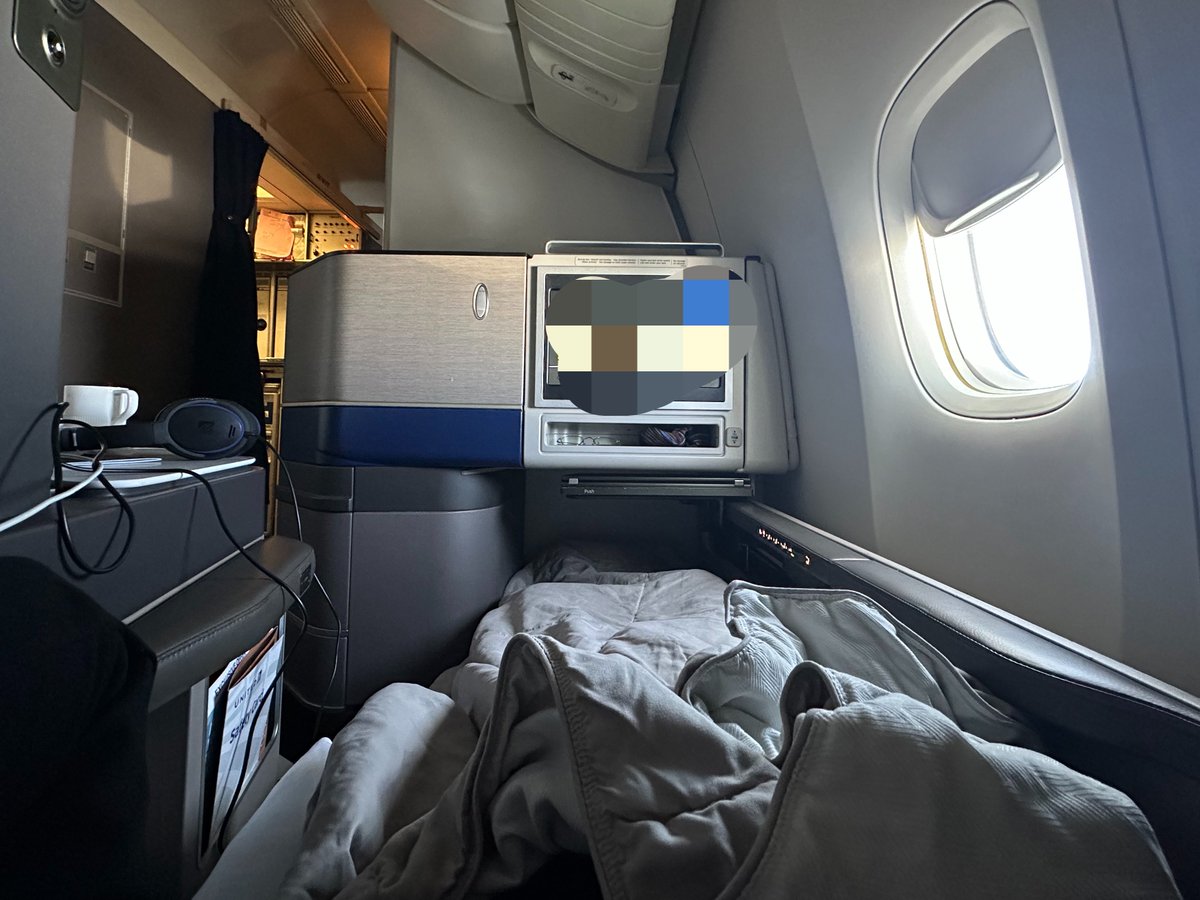 wanwanGarage's tweet photo. 行きのANAと帰りのユナイテッド航空
私用なら節約するかもですが仕事だからビジネスクラスです
フルフラットなだけでもう快適・・・

ユナイテッド航空はカスハラにあって泣いているお兄さんがサービスしてくれました🥲

ANAは幅広で仕切りもあって部屋感があるしご飯も美味しいしサービスもいいです https://t.co/gUR5noWA60