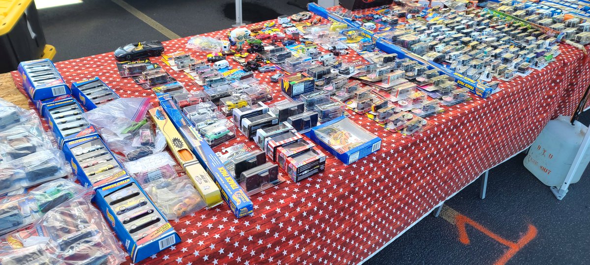 owenmiller75's tweet photo. HotWheels cars on display at swap meet:
#CarShow #Hotwheels #SwapMeet #UVU 🚗 https://t.co/D5JTCBWuYE