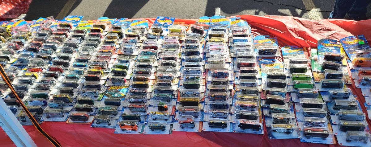 owenmiller75's tweet photo. HotWheels cars on display at swap meet:
#CarShow #Hotwheels #SwapMeet #UVU 🚗 https://t.co/D5JTCBWuYE