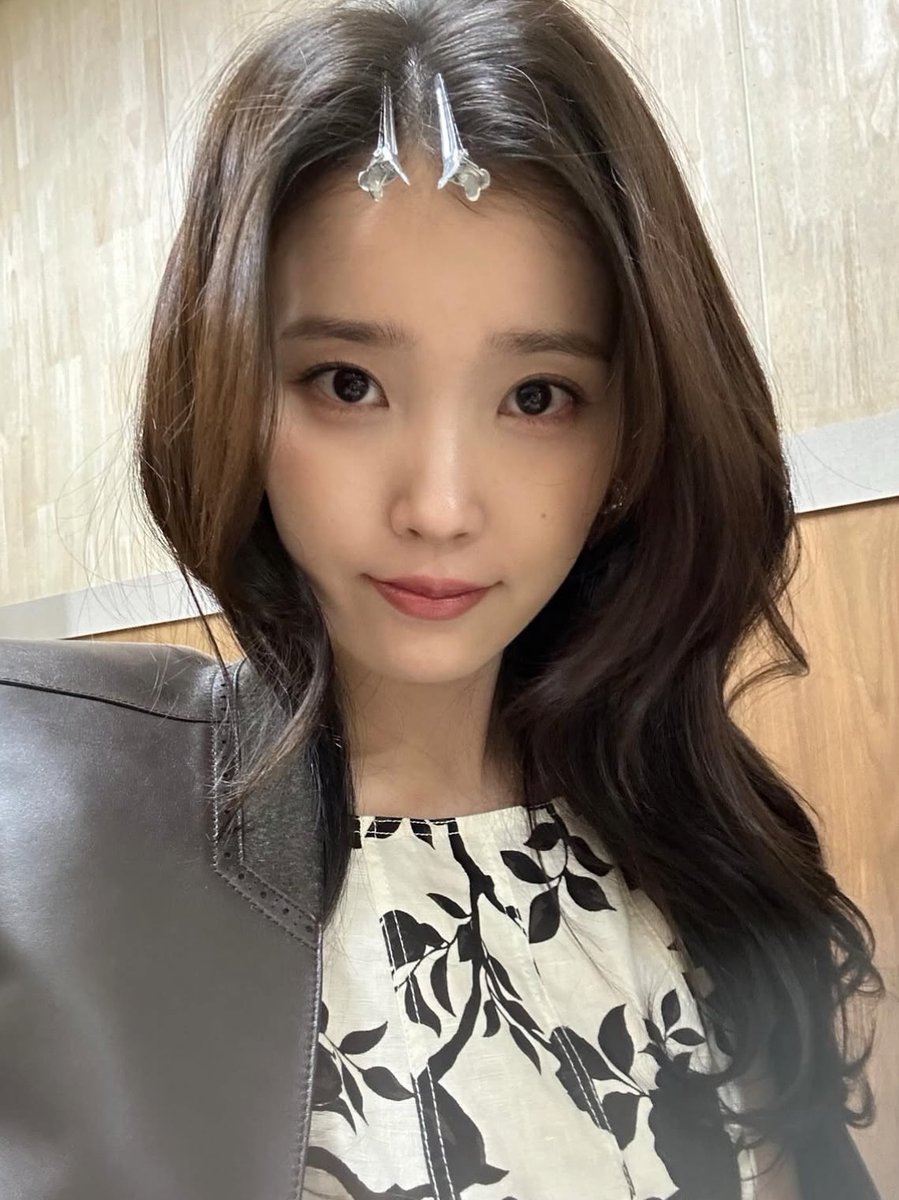 wishh918's tweet photo. 그래오늘아이유언니생일이다
#아이유의_탄일을_경하드립니다
#HAPPY_JI3UN_D4Y
아이유언니태어나줘서고마워 https://t.co/fHtQ4oRLwD