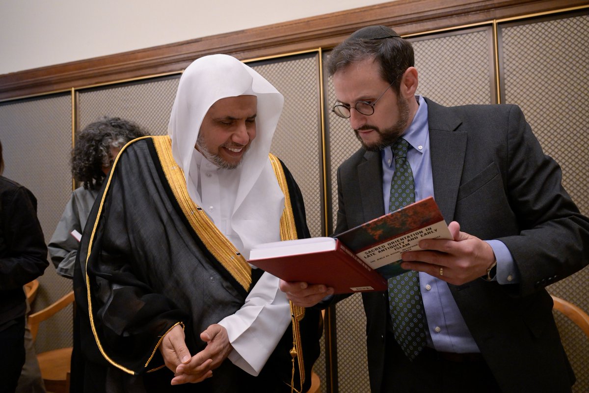 MWLOrg's tweet photo. مساء أمس:
في ثالثةِ كُبريات المكتبات حول العالم:
استضافت "مكتبة نيويورك العامة" معالي الأمين العام، رئيس هيئة علماء المسلمين، فضيلة الشيخ د. #محمد_العيسى @MhmdAlissa، وكان في استقباله رئيسُ المكتبة، يرافقه عددٌ من المسؤولين فيها.

واطّلع معاليه على أقسام المكتبة، ولا سيما المخطوطات الإسلامية التي خُصِّص لها قسمٌ مستقلّ، وتضمّ مقتنياتٍ ثمينة، وجرى خلال التباحث استعراض سبل التعاون مع الرابطة.