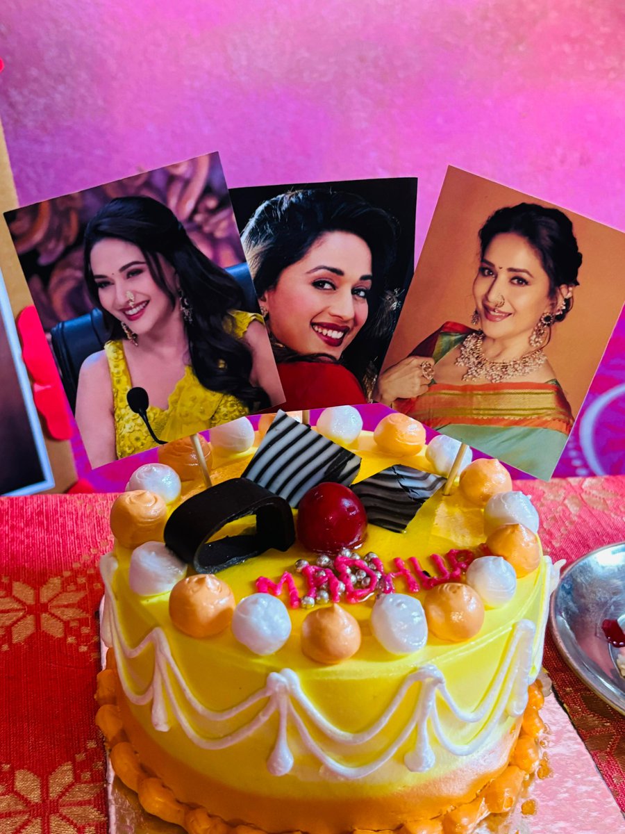 MallickPri25609's tweet photo. My forever ❤️ 
Birthday celebration 🎉🎂 
@MadhuriDixit mam ❤️
@DoctorNene sir ji 
#madhuridixitnene
#BirthdayWishes 
#birthdaymadhuridixitmam 
#prityfan https://t.co/0zOQNQambV