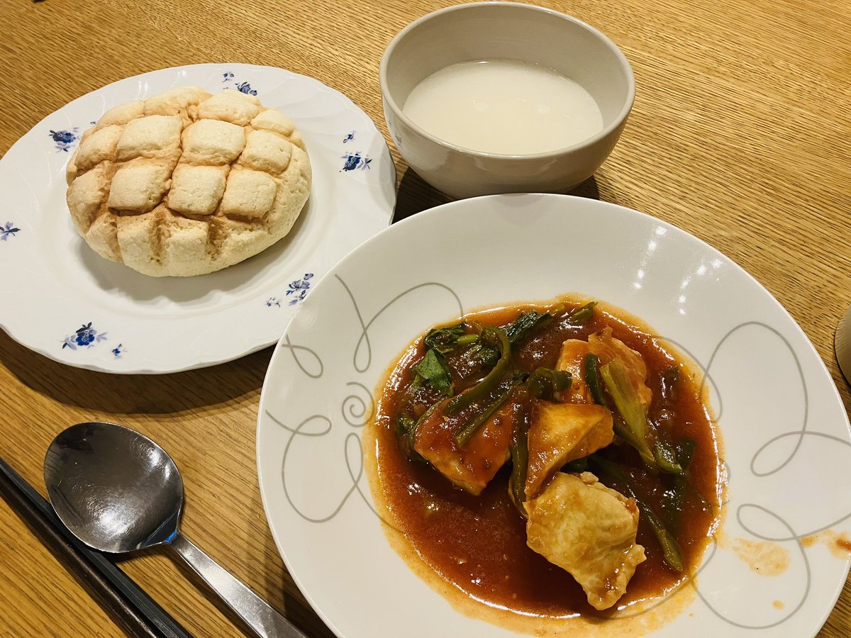 tailtension_net's tweet photo. 神戸メロンパンが売ってたので思わず買っちゃいました。
なので、嫁さんが用意してくれたチキンのトマトソース煮に添えて晩御飯🍈
#晩御飯
#晩ごはん
#神戸メロンパン https://t.co/Yd2edpOEC0