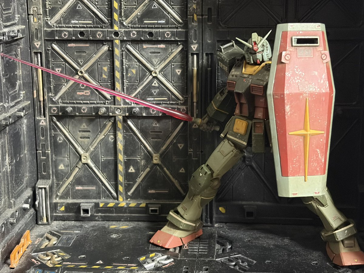 redhawk666's tweet photo. HGガンダム　オリジン版　完成しました。

今回はオール筆塗りで大好きなリアルタイプカラー仕様にしました。
最初は色合いの組み合わせに四苦八苦でしたがなんとかイメージ通りに仕上がった（笑）
ウェザリングやドライブラシはかなりハード目にして激戦を生き延びた猛者感も出たし満足いく出来です。 https://t.co/aHNgdHvKbr