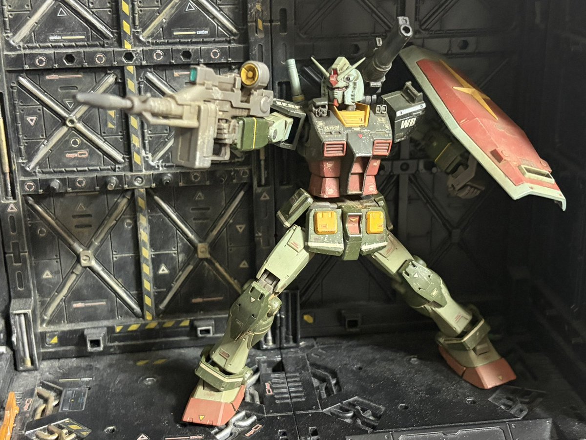 redhawk666's tweet photo. HGガンダム　オリジン版　完成しました。

今回はオール筆塗りで大好きなリアルタイプカラー仕様にしました。
最初は色合いの組み合わせに四苦八苦でしたがなんとかイメージ通りに仕上がった（笑）
ウェザリングやドライブラシはかなりハード目にして激戦を生き延びた猛者感も出たし満足いく出来です。 https://t.co/aHNgdHvKbr