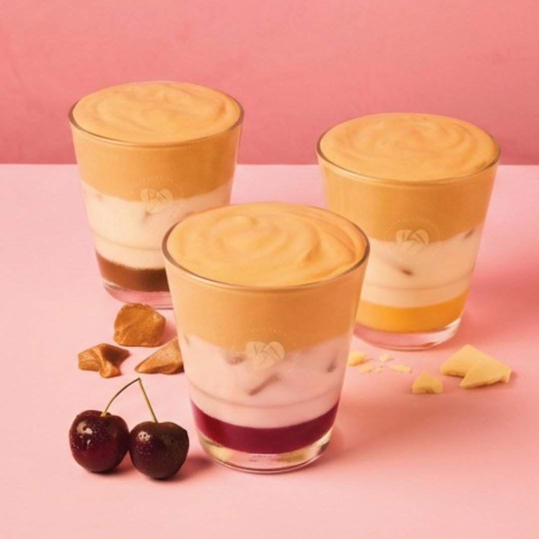 RetailWorldTV's tweet photo. The Summer Menu has just landed at @CostaCoffee, Team Valley! ☀️

From the NEW Iced Oat Velvetino to hazelnut &amp; ube flavours, there’s a cool drink waiting for you 🧋

Peckish? Treat yourself to the NEW Chicken Gyros Style Flatbread 🌯 or the Morello Cherry &amp; Vanilla Cake 🍒🍰 https://t.co/ngI6yRmvUe