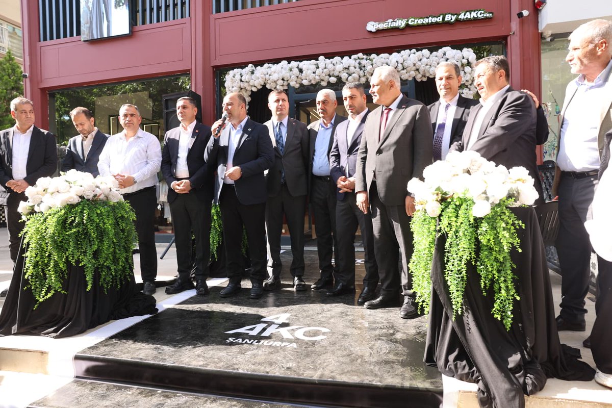 Karakoprubel's tweet photo. Belediye Başkanımız Nihat Çiftçi; Karaköprü Kaymakamı Orhan Altun ile ilçemizde faaliyete başlayan giyim mağazasının açılışına katıldı.

Karaköprü’müze yatırım yaparak istihdama katkı sunan işletmeciler Mustafa Kayısı ve Emre Ağış’a teşekkür eder, bereketli kazançlar dileriz. https://t.co/Ezy9hM6gjD
