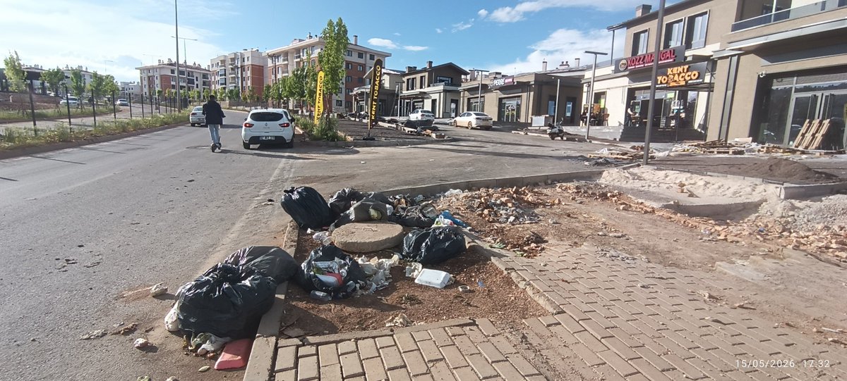 oktaymentes's tweet photo. Adıyaman inderede çöp konteyneri yok ve çöpler toplanmıyor. Çöpler yola saçılmış hastalık yayıyor etrafa. Depremden beri nerdeyse 4 yıl geçmiş ne zaman düzene girecek buralar? 
Devlet getirmezse bu çöp konteynerini kim getirecek???
@RTErdogan @AdiyamanBelTR @adiyamangovtr https://t.co/aFdbbWhS8s