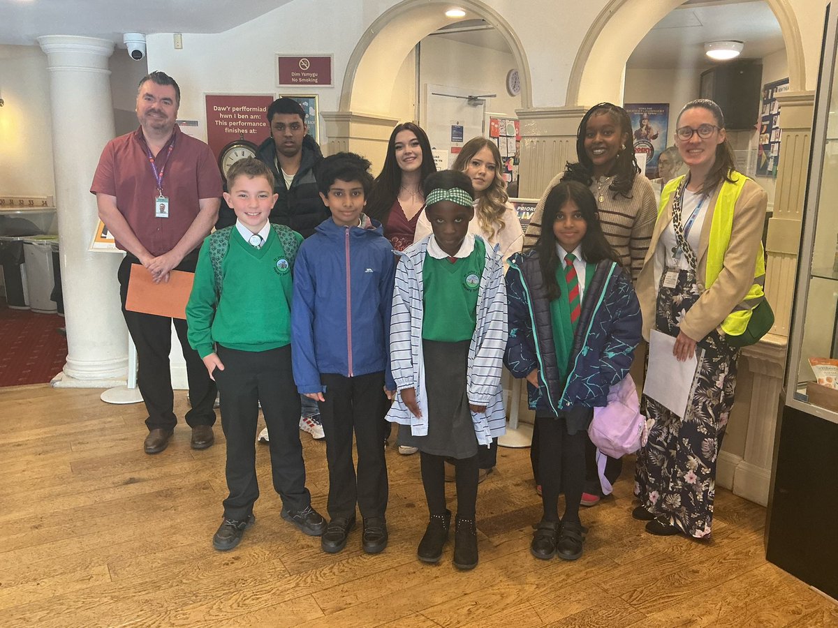 SJLCARDIFF's tweet photo. Diolch to our friends from @stdavidscoll for inviting us to watch the #BoyAtTheBackOfTheClass at the New Theatre. A moving, thought-provoking novel and performance! Looking forward to our next adventure together! π #CreativeContributors https://t.co/xEy5Zy0ZNt