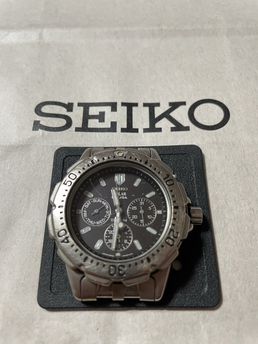nosuke2000gt's tweet photo. 約30年前に買ったSEIKOの光発電の時計、バンドは千切れてベゼルの動きも渋いから使わなくなって暫く経つけど、光に当てたら普通に動き出した…凄いなSEIKO！
#SEIKO#光発電#ダイバーズウォッチ#チタン https://t.co/O8lwaIBN7T