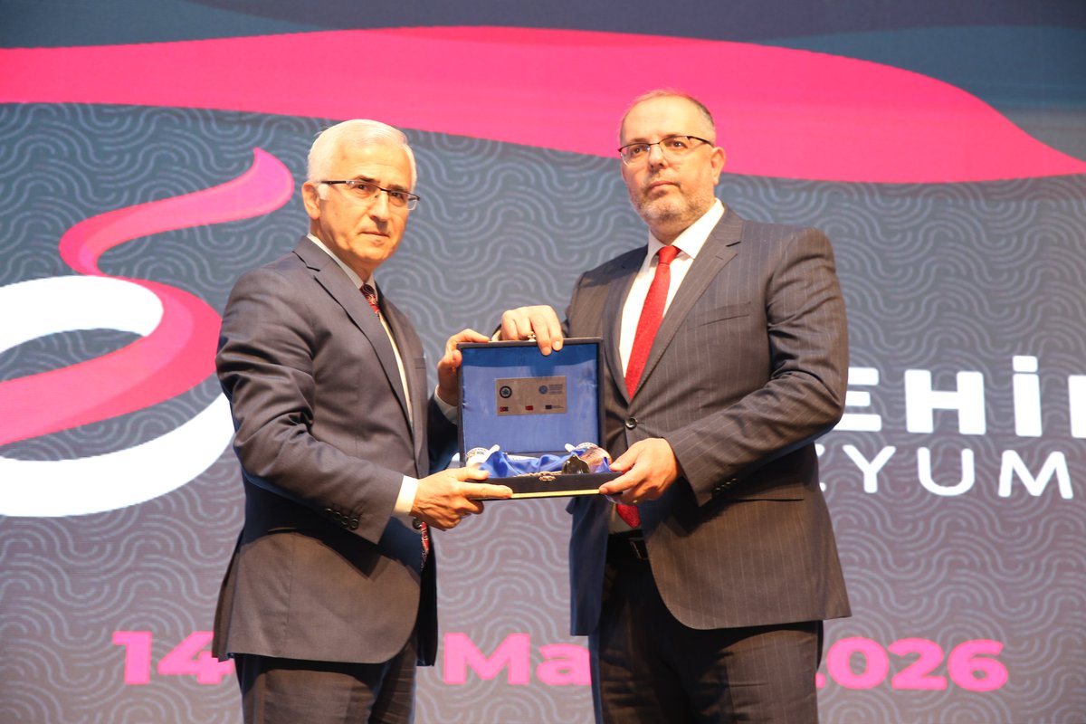 EsoguWeb's tweet photo. 14 Mayıs’ta Eskişehir Vehbi Koç Kongre Merkezi’nde başlayan “Eskişehir Sempozyumu”, zengin içeriğiyle Üniversitemiz Kongre ve Kültür Merkezi salonlarında devam ederken, Milli Savunma Üniversitesi Rektörü Prof. Dr. Erhan Afyoncu ve Türkiye Ulusal Ajansı Başkanı İlker Astarcı çağrılı konuşmacı olarak davet edildikleri konferanslarda Üniversitemiz öğrencileri ile buluştu.
https://t.co/3gSEcw3DAE
#EskişehirSempozyumu #EskişehirOsmangaziÜniversitesi #EsogüBurada