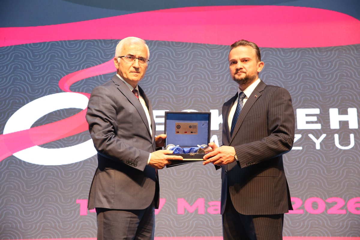 EsoguWeb's tweet photo. 14 Mayıs’ta Eskişehir Vehbi Koç Kongre Merkezi’nde başlayan “Eskişehir Sempozyumu”, zengin içeriğiyle Üniversitemiz Kongre ve Kültür Merkezi salonlarında devam ederken, Milli Savunma Üniversitesi Rektörü Prof. Dr. Erhan Afyoncu ve Türkiye Ulusal Ajansı Başkanı İlker Astarcı çağrılı konuşmacı olarak davet edildikleri konferanslarda Üniversitemiz öğrencileri ile buluştu.
https://t.co/3gSEcw3DAE
#EskişehirSempozyumu #EskişehirOsmangaziÜniversitesi #EsogüBurada