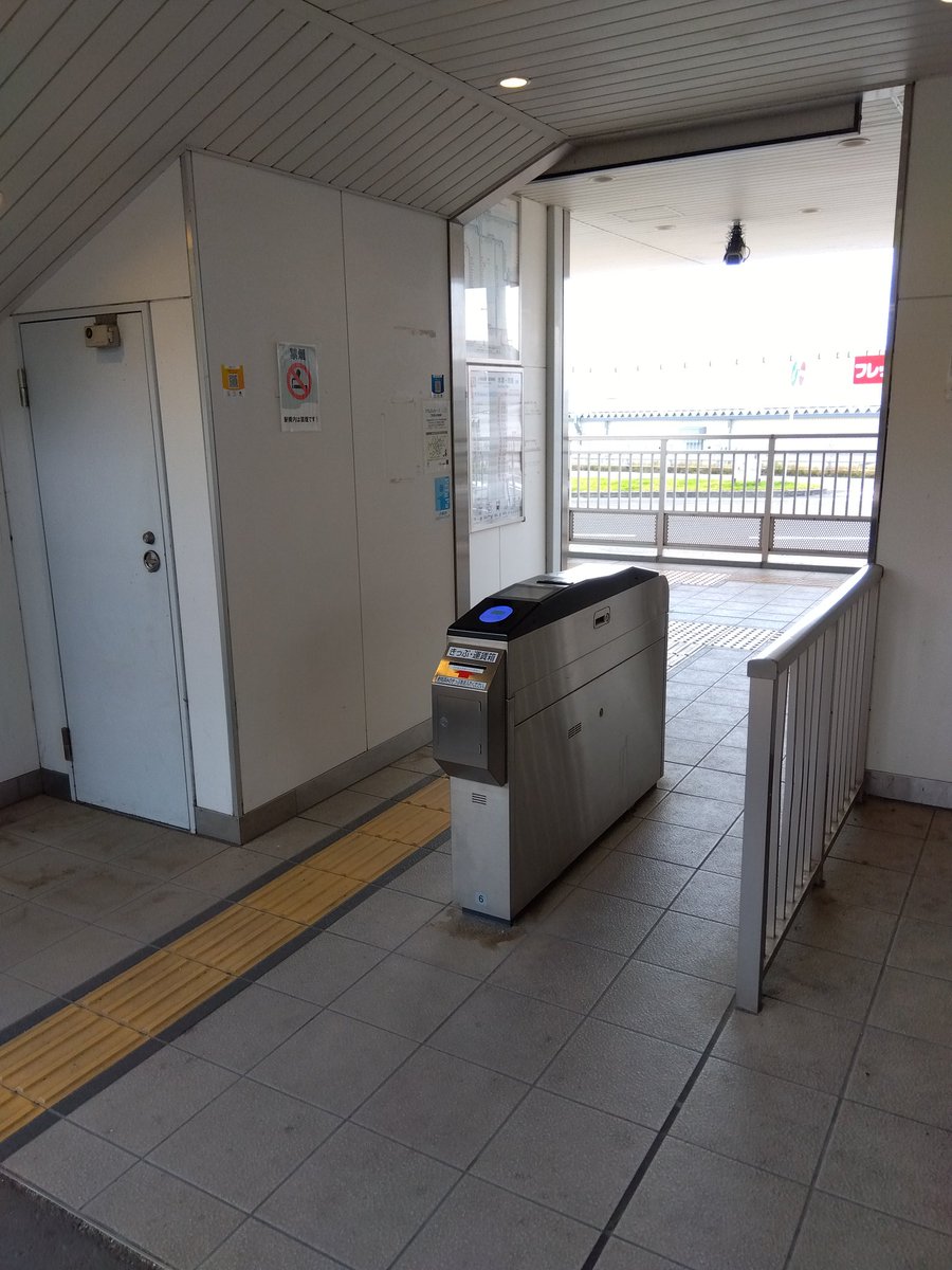 PostonQ44559's tweet photo. (入出場用) QR コードを探せ🕵️

　駅によりQRコードの掲出場所はまちまち。

　• 簡易改札機の上面(平城山駅)
　• 改札通路の壁面(山城多賀駅)

#QRチケット https://t.co/mRTk5yEofv