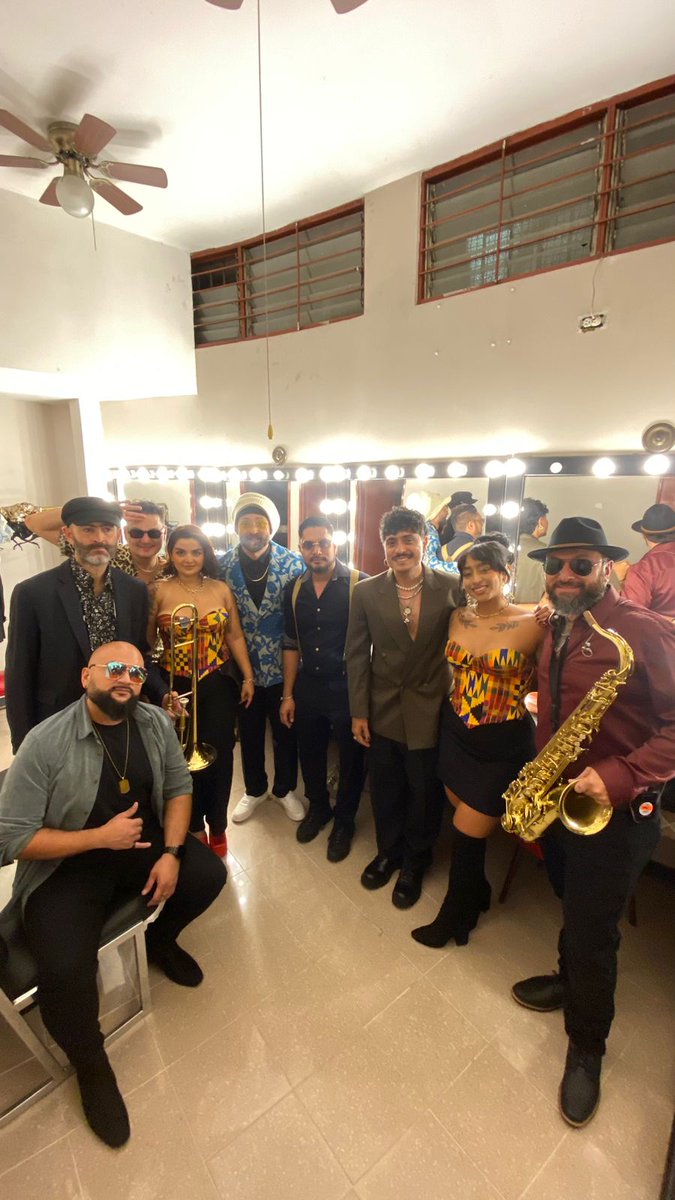 debrucesami's tweet photo. Calentamiento, risas, un brindis, foto y para el escenario!! https://t.co/So1OwtLam8