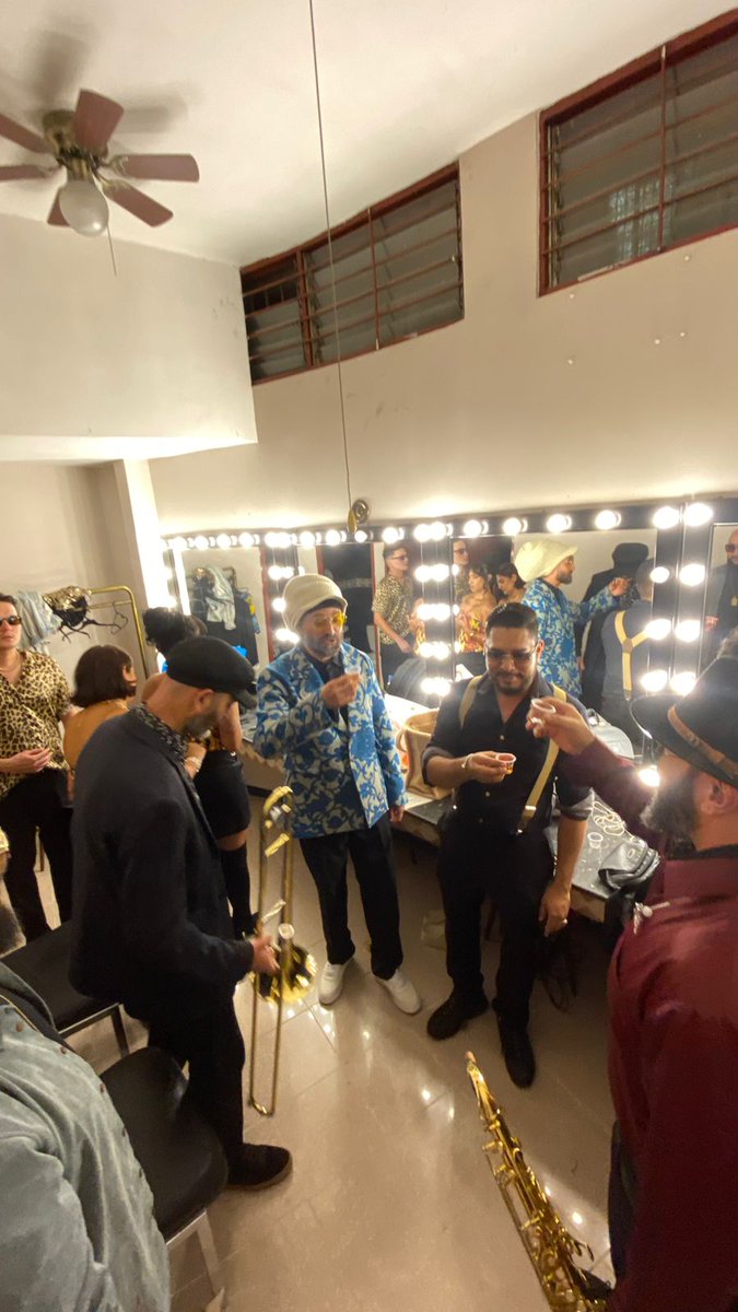 debrucesami's tweet photo. Calentamiento, risas, un brindis, foto y para el escenario!! https://t.co/So1OwtLam8