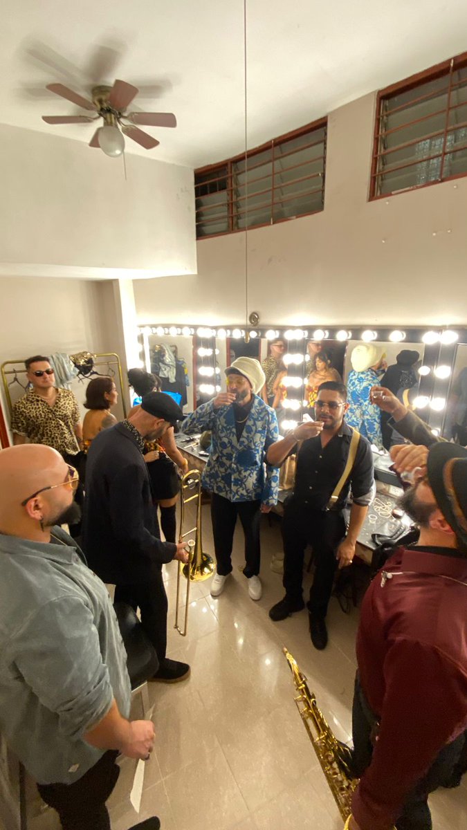 debrucesami's tweet photo. Calentamiento, risas, un brindis, foto y para el escenario!! https://t.co/So1OwtLam8