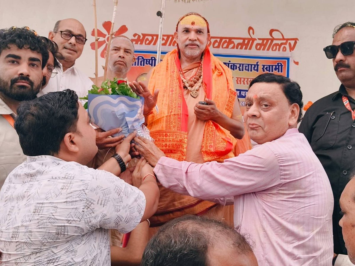 rcp2congress's tweet photo. गौरक्षा अभियान पर निकले भगवान शंकराचार्य श्री अविमुक्तेश्वरानंद सरस्वती जी का मड़ियाहूं गोशाला पर भव्य स्वागत किया गया।इस अवसर पर एकत्रित श्रद्धालुओं को गौरक्षा की शपथ दिलाई। @jyotirmathah
@avinashpandeinc @kashikirai https://t.co/XQxmCwT141