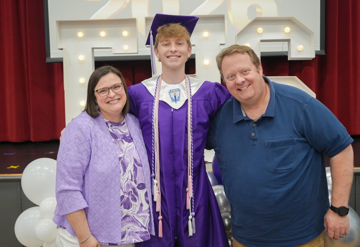 fayar's tweet photo. FPS seniors returned to their previous schools for the Senior Walk, and it was a full circle moment for everyone!
At Vandergriff, seniors walked the halls in their caps and gowns as students and staff lined the hallways with cheers and high fives! Congratulations,Class of 2026! https://t.co/E2Br3JPraw