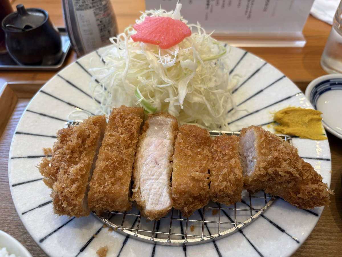 batcho_tc's tweet photo. 「とんかつ小やじ仙台店」さんに初訪✨ 「ロースかつ定食」に息子は「カツカレー定食」🫡
ロースは驚くほどジューシー＆柔らかく、かなりのレベルのとんかつに感激🥹 みそ汁・漬物も抜かりなく、ご飯が進む🍚カツカレーもルーがスパイシーで惹かれる味🍛これもアリ🤔
次回はビールもあわせたい🍺🫡 https://t.co/en0Yl2WDDH