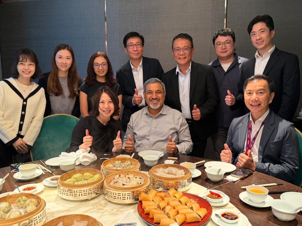abrk's tweet photo. One of the best parts of visiting #HongKong, a best-practice market for Lenovo's 'global-local' approach, is spending time with our local team. I always value the chance to sit down casually and get to know each other more personally. 
And yes… egg tarts too! https://t.co/3Bl2J46zt9