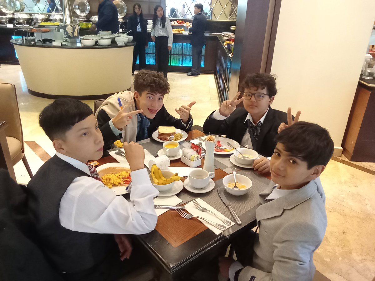 teatro_cela's tweet photo. MUN LANCASTER también es madrugar, organizarse y aprender a convivir con los demás .
Los delegados están  listos para comenzar el día. 
¡Sigan con ese ritmo, chicos!
@primlancaster @seclancaster @coord_cela @coprimlancaster @mentoria_cela https://t.co/H594V2anmX