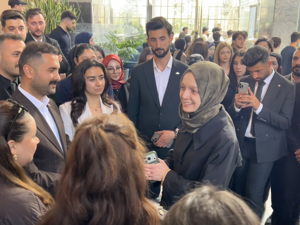 ZehraNurAydemr's tweet photo. Gazi Meclisimizde Van Gençlik Kollarımızı ağırladık. Gülen yüzleri ve güzel enerjileriyle bizlere eşlik ettiler. 

Nazik ziyaretleri için her birine çok teşekkür ediyorum. 💐 https://t.co/3Qjd79Lc6q