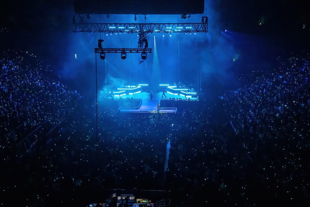 TheRobeWay's tweet photo. Sending you off with those #FridayVibes out on the Karan Aujla P-POP CULTURE World Tour at the Rogers Arena in Vancouver with PROMOSA &amp; a rig featuring @Robelighting iFORTE, MegaPointe, and iFORTE LTX FS luminaires on RoboSpot Base Stations. (📸 Good Side Photo) https://t.co/DFvWKj1A4d