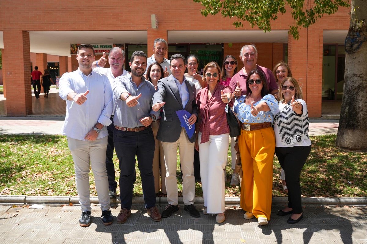 DistritoNortePP's tweet photo. Hoy hemos acompañado a nuestro presidente @JuanMa_Moreno en Sevilla Este en el último día de campaña. Desde el distrito norte, con la fuerza de Andalucía. #JuanmaPresidente https://t.co/ZiHPQHIulj