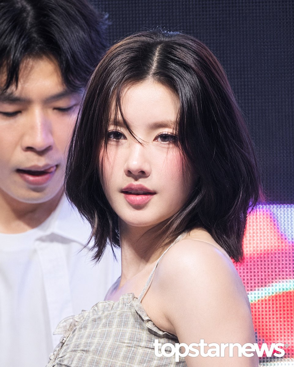 TSN_PHOTO's tweet photo. [HD포토] 권은비, ‘흐트러진 머리카락에 루비 심장이’ (부천대 축제) #권은비 #부천대축제 #프리뷰 https://t.co/VmG7gkvTos <- Original Photo https://t.co/6UXTHAIpHJ