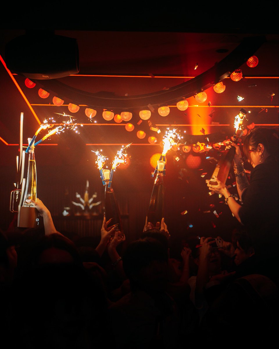 Cincoro's tweet photo. Hong Kong after dark with Cincoro.    In celebration of our launch in Hong Kong, the night at The 33 was defined by the energy of the city, music by Deron, and cocktails flowing late into the evening.    A toast to what’s ahead as Cincoro continues its global journey in pursuit of greatness.

#CincoroTequila #ReachForGreatness #HongKong #GreaterChina #Global