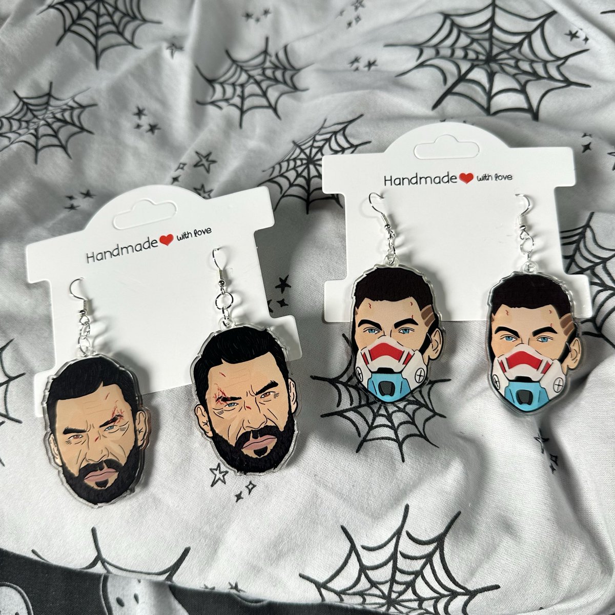 fooloffatook's tweet photo. i had some spare charms so i made a pair of earrings😅 

if anyone wants to buy them, hit me up and i’ll put them on the shop 🫶🏻 https://t.co/EPcEv9Ync4