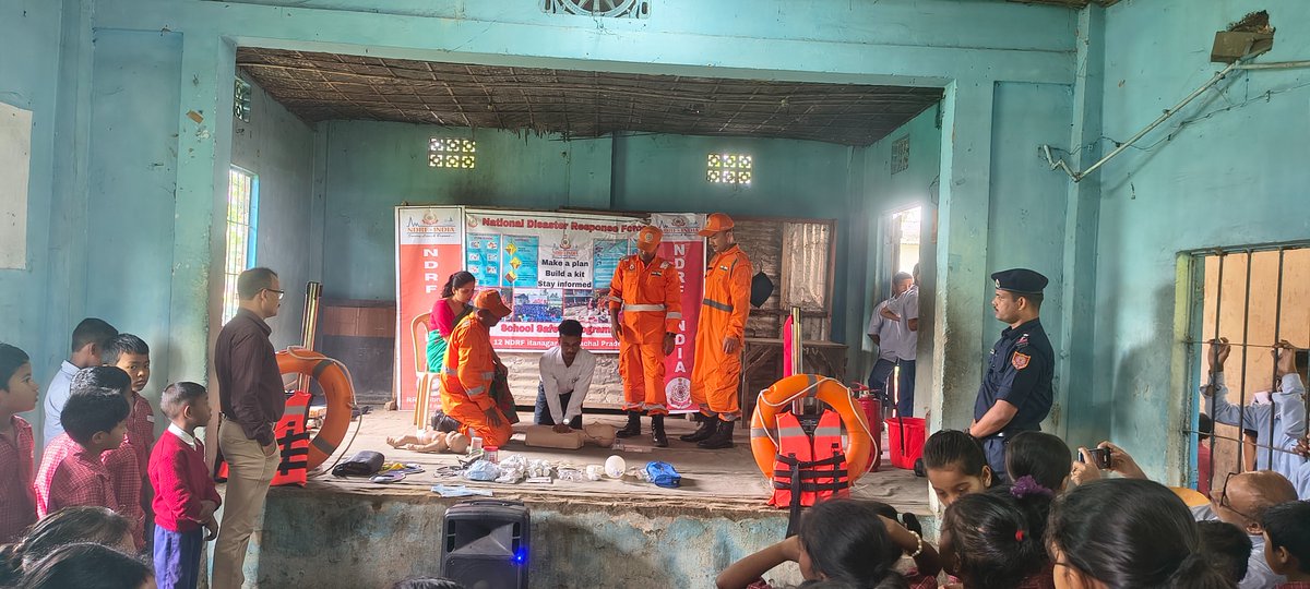 12bnndrf's tweet photo. 12NDRF Teams conducted #SchoolSafetyProgramme at Purbanchal Karikori High school #Dibrugarh & Chelek Janjati High school #Majuli #Assam around 395 students & teachers were benefitted with do’s and don’t during disaster. #NDRF4U https://t.co/7p7DilaGeK