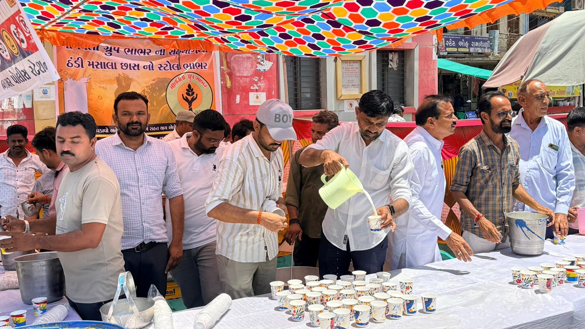 LDDesaii's tweet photo. ભાભર ખાતે માનવતા ગ્રુપ દ્વારા કાળઝાળ ગરમીમાં રાહદારીઓ અને વાહનચાલકો માટે વાવ સર્કલ પાસે મફત ઠંડી છાશનું વિતરણ કરવામાં આવ્યું. ૭૫૦૦થી વધુ ગ્લાસ છાશ પીરસી માનવસેવાનો સુંદર સંદેશ આપ્યો. @ https://t.co/Qo5rq5Qlf2