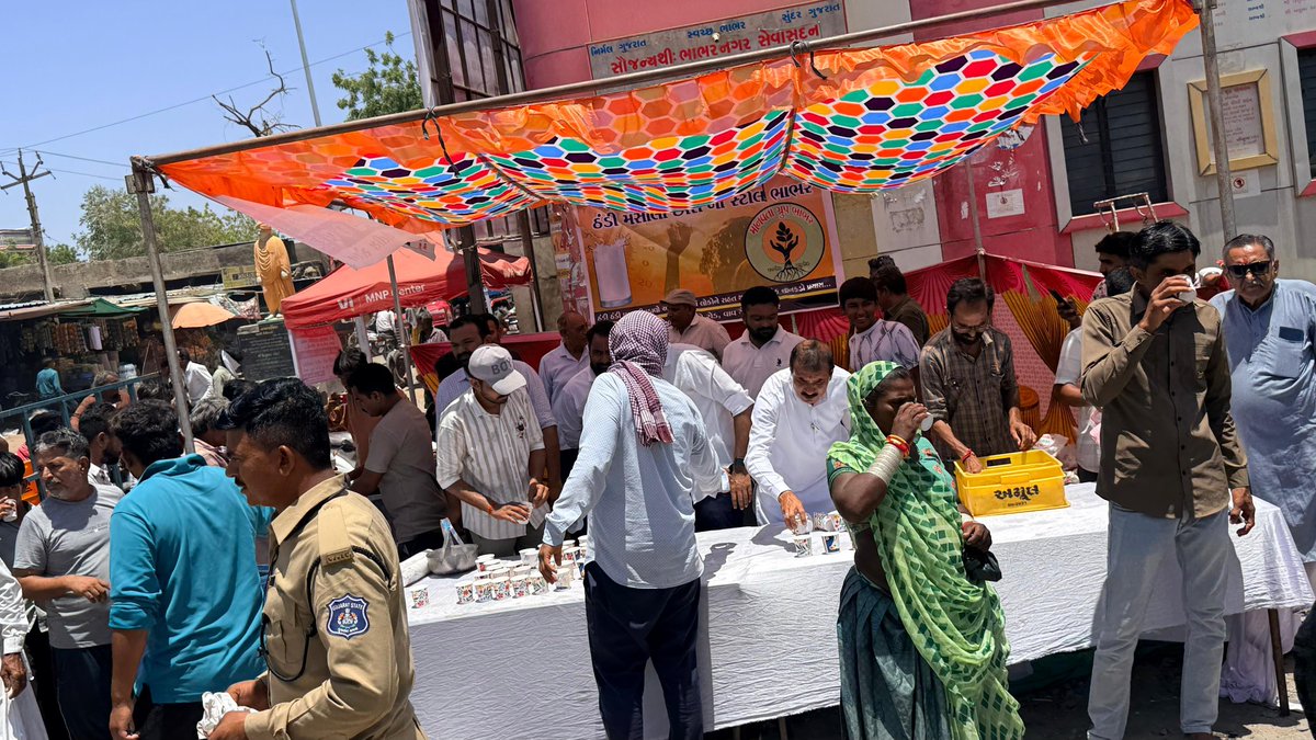 LDDesaii's tweet photo. ભાભર ખાતે માનવતા ગ્રુપ દ્વારા કાળઝાળ ગરમીમાં રાહદારીઓ અને વાહનચાલકો માટે વાવ સર્કલ પાસે મફત ઠંડી છાશનું વિતરણ કરવામાં આવ્યું. ૭૫૦૦થી વધુ ગ્લાસ છાશ પીરસી માનવસેવાનો સુંદર સંદેશ આપ્યો. @ https://t.co/Qo5rq5Qlf2