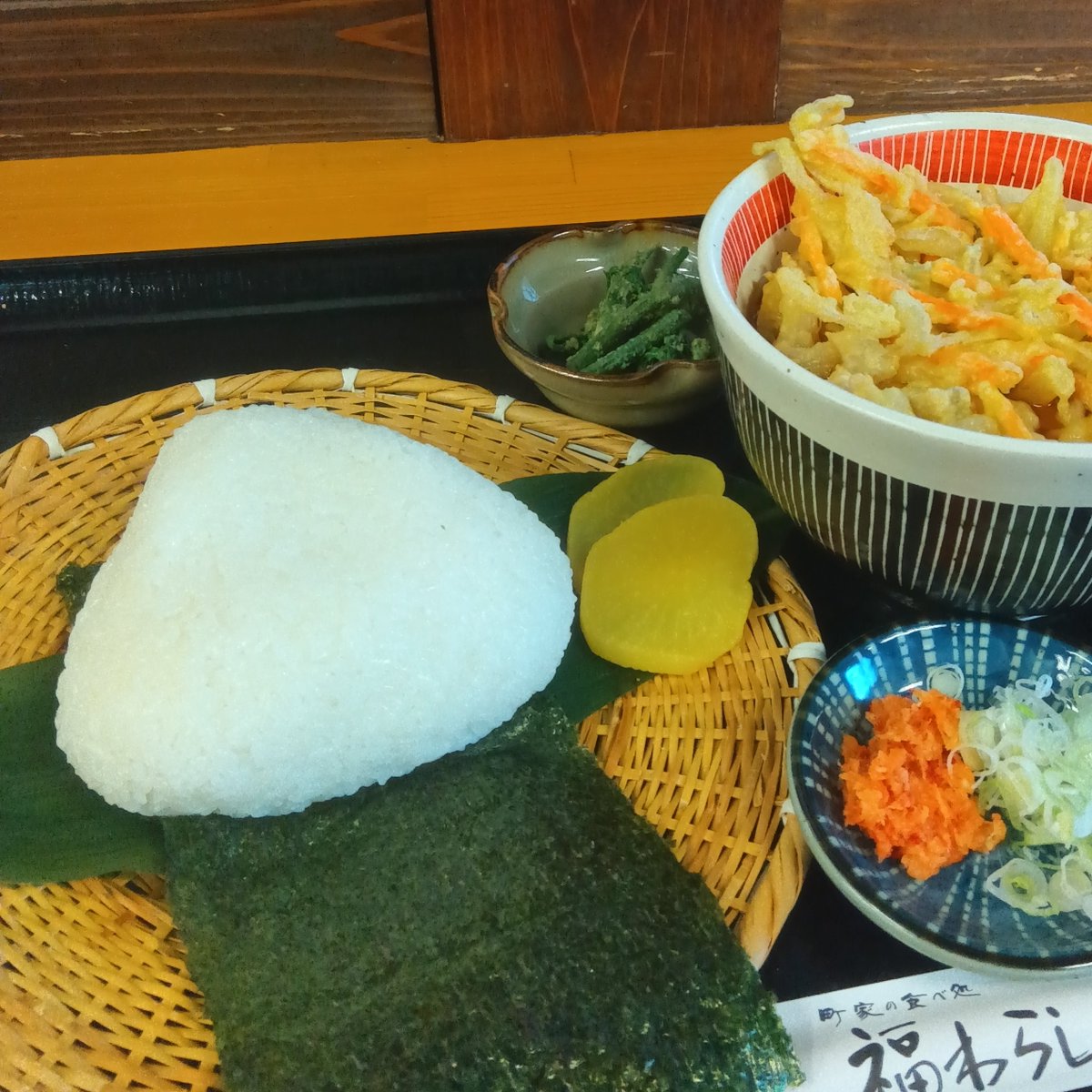 iwatenippobuzz's tweet photo. 【岩手日報buzzグルメ】二戸市の人気店「福わらし」をご紹介します😋

イチオシは、店名を冠したセット「福わらし」。
絵本から飛び出してきたような三角型の“でっけぇ”おにぎりは、なんとお米１.５合を使用！🍙
一般的なおにぎりの３個分に相当します。

さらに、かき揚げ入りのそばまたはうどん、小鉢も付くので、満腹になること間違いなしです！

そばとうどんは自家製麺で、つるりとのどごしが抜群です！
メニューも「鴨南ばん」「納豆山かけ」など多彩で、今なら期間限定で山菜の天ぷらも味わえます。

「福わらし」は福祉法人が運営しており、障害のある人たちもスタッフとして働いています。
店内の温かな雰囲気も魅力です！

詳しい店舗情報はInstagramをご覧ください☀️

#岩手グルメ #二戸グルメ #福わらし #おにぎり #蕎麦 #うどん #岩手日報 #岩手日報buzz