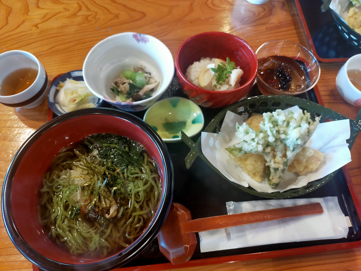 2012studioCRAZE's tweet photo. 農家レストラン ゆう菜家さん
雄和町、嫁さんが有給とれたので、平日なら行けるかなと思い行ってきましたが。。。平日でも凄い人、常に待ってる人がいました。
ボリューム満点満腹でした。
24杯目　ラーメンキッチンkai　辛鶏太郎
25杯目　華園　ラーメン
26杯目　ラーメンキッチンkai　辛鶏太郎 https://t.co/zain2l5zkA
