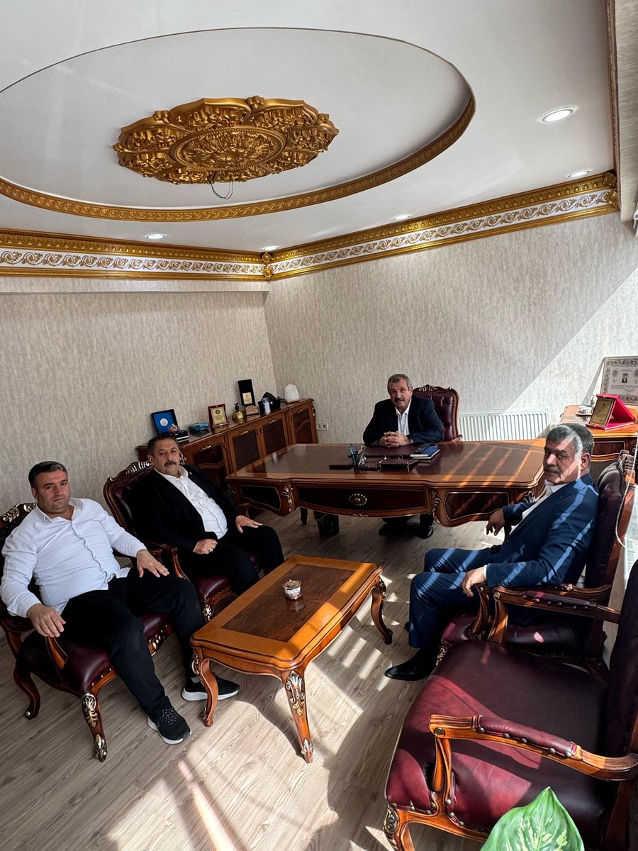 hasan_suyu44951's tweet photo. Ak Parti karaköprü grup Başkan Vekili ve Güneydoğu TV yönetim kurulu başkanı Faruk Bayuk ve TV müdürleri Edip Baylan ve Ali Kılıç ile birlikte bizleri ziyaret ettiler. Kibar ziyaret için kendilerine teşekkür ederiz. https://t.co/MJh6lOpHdF