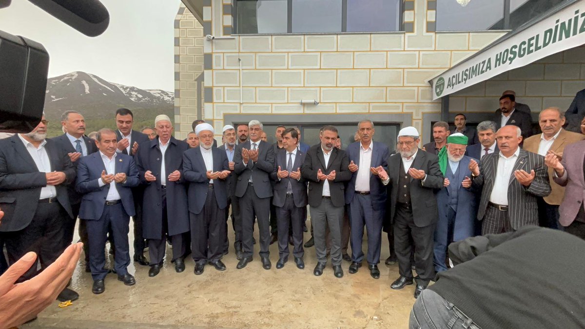 avkadirkstekci's tweet photo. Bitlis Değirmenaltı Köyü yolu üzerinde inşa edilen Abdulkadir Geylani Camii'nin açılışına iştirak ettik.Büyük hizmetlere vesile olacak Külliyenin yapımında büyük gayreti olan Kanaat Önderlerimizden Şeyh Cemalettin Geylani başta olmak üzere tüm hayır sahiplerinden Allah razı olsun https://t.co/S3t92b1bPd