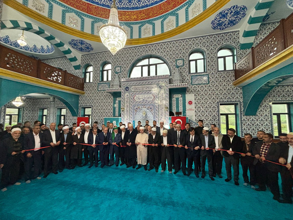 avkadirkstekci's tweet photo. Bitlis Değirmenaltı Köyü yolu üzerinde inşa edilen Abdulkadir Geylani Camii'nin açılışına iştirak ettik.Büyük hizmetlere vesile olacak Külliyenin yapımında büyük gayreti olan Kanaat Önderlerimizden Şeyh Cemalettin Geylani başta olmak üzere tüm hayır sahiplerinden Allah razı olsun https://t.co/S3t92b1bPd