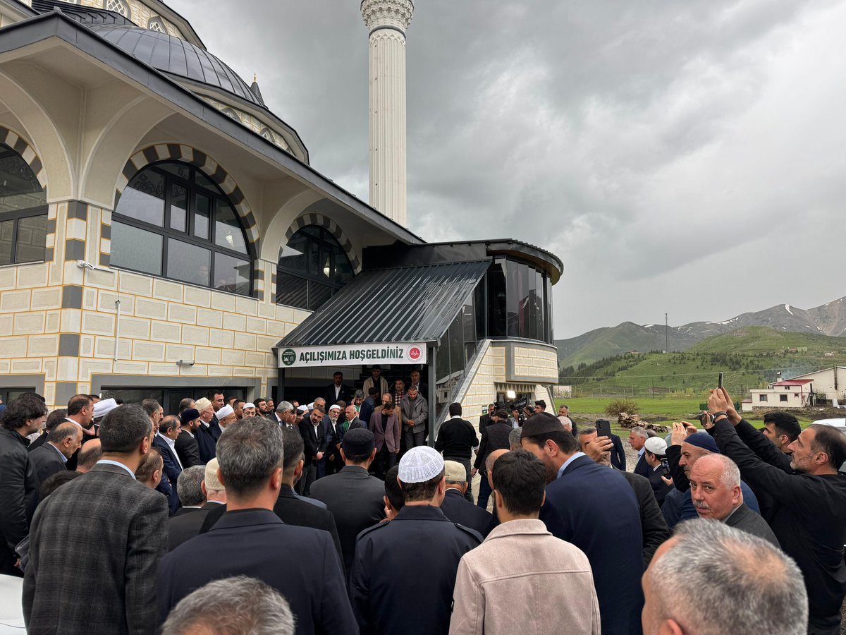 avkadirkstekci's tweet photo. Bitlis Değirmenaltı Köyü yolu üzerinde inşa edilen Abdulkadir Geylani Camii'nin açılışına iştirak ettik.Büyük hizmetlere vesile olacak Külliyenin yapımında büyük gayreti olan Kanaat Önderlerimizden Şeyh Cemalettin Geylani başta olmak üzere tüm hayır sahiplerinden Allah razı olsun https://t.co/S3t92b1bPd