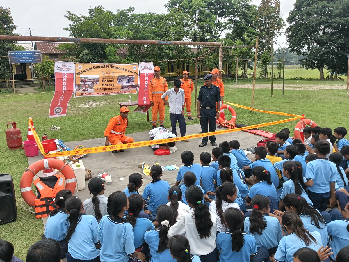 12bnndrf's tweet photo. 12NDRF Teams conducted #SchoolSafetyProgramme at Purbanchal Karikori High school #Dibrugarh & Chelek Janjati High school #Majuli #Assam around 395 students & teachers were benefitted with do’s and don’t during disaster. #NDRF4U https://t.co/7p7DilaGeK