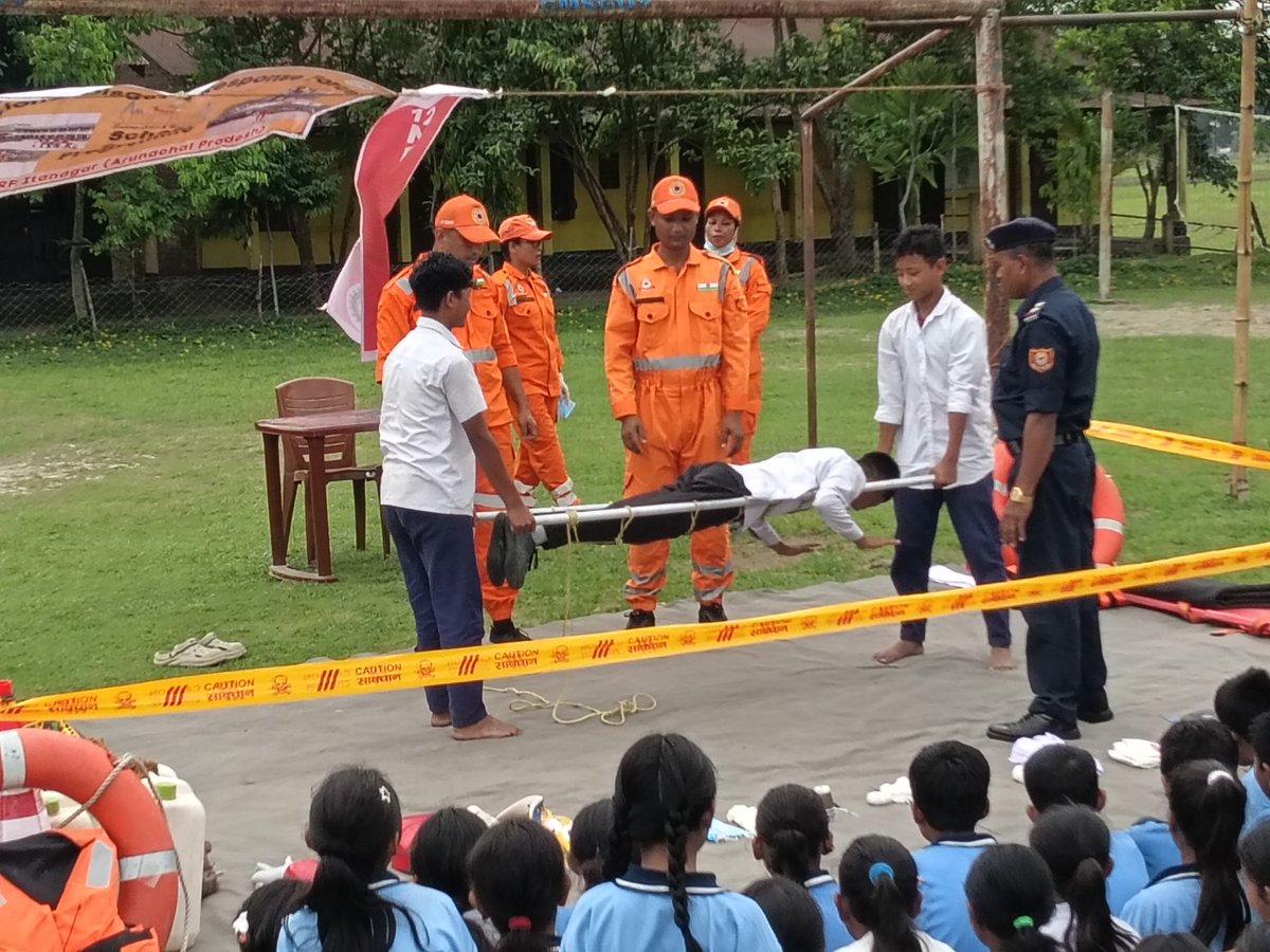 12bnndrf's tweet photo. 12NDRF Teams conducted #SchoolSafetyProgramme at Purbanchal Karikori High school #Dibrugarh & Chelek Janjati High school #Majuli #Assam around 395 students & teachers were benefitted with do’s and don’t during disaster. #NDRF4U https://t.co/7p7DilaGeK