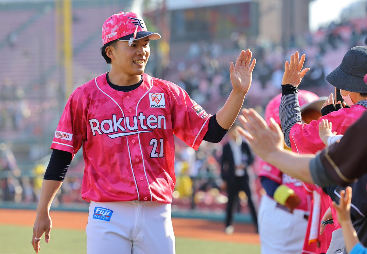 プロ野球楽天対ソフトバンク】15日、試合に勝ちファンとタッチする早川