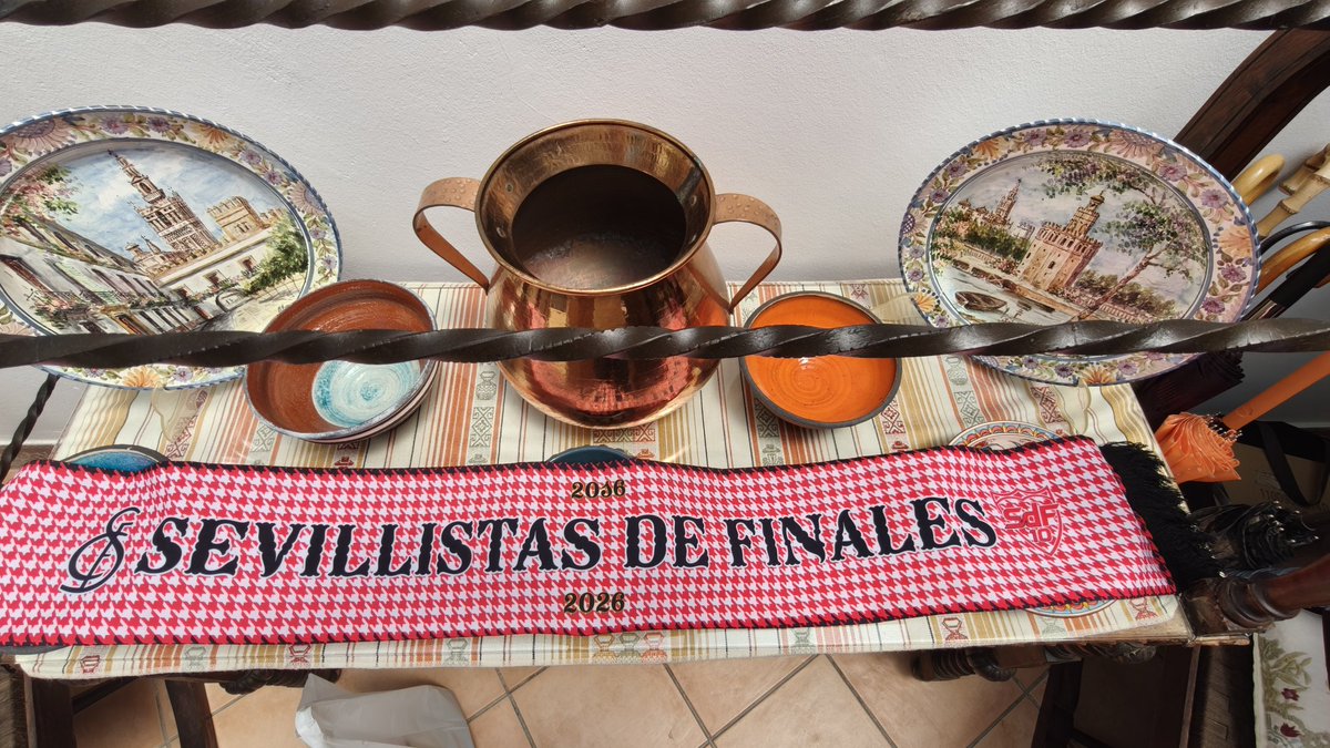SevillistasDF's tweet photo. Bufanda del 10⁰ Aniversario. Pata de gallo rojiblanco, nomenclatura del callejero de Sevilla y logo aniversario.
#SevillistasdeFinales10 https://t.co/CpFXrBJgSC