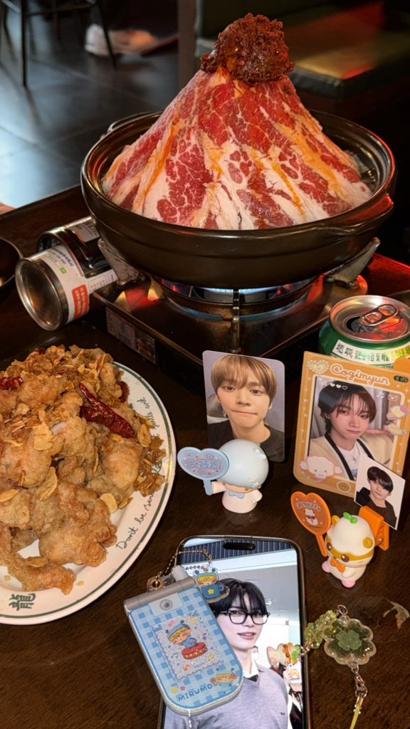 namedoooooO's tweet photo. 사진하나에핸드폰이왜이렇게많아.. https://t.co/zvGLUoVhqi