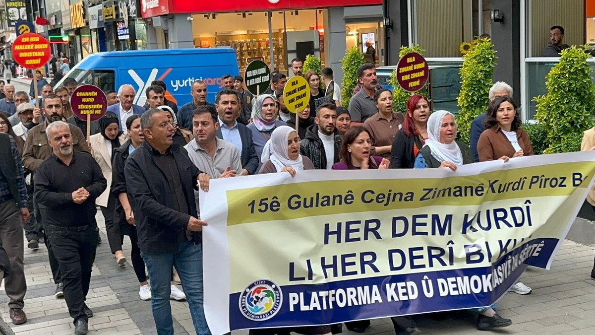 siirt_egitimsen's tweet photo. Gelê Sêrtê ji bo Cejna Zimanê Kurdî meşîya. Zimanê me hebûna me ye. 

Cejna Zimanê Kurdî pîroz be✌️👏

@egitimsen 
@KESK1995 
@Kurdî https://t.co/q1prFgceHx