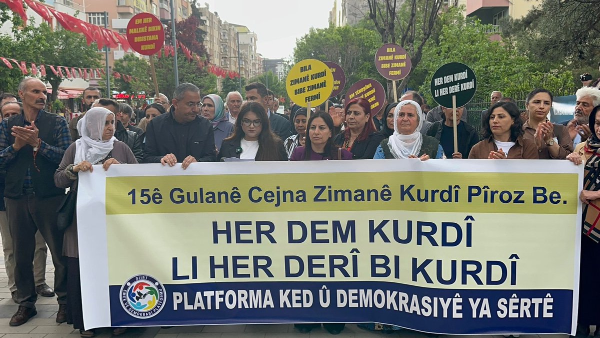 siirt_egitimsen's tweet photo. Gelê Sêrtê ji bo Cejna Zimanê Kurdî meşîya. Zimanê me hebûna me ye. 

Cejna Zimanê Kurdî pîroz be✌️👏

@egitimsen 
@KESK1995 
@Kurdî https://t.co/q1prFgceHx