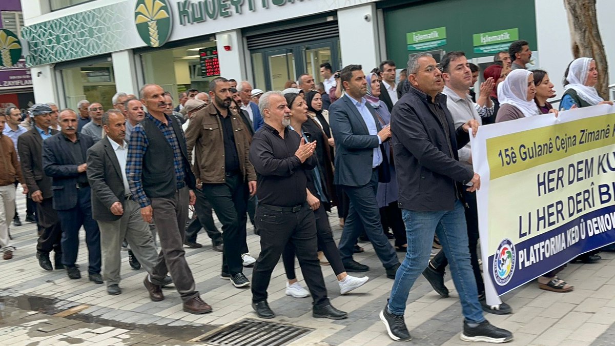 siirt_egitimsen's tweet photo. Gelê Sêrtê ji bo Cejna Zimanê Kurdî meşîya. Zimanê me hebûna me ye. 

Cejna Zimanê Kurdî pîroz be✌️👏

@egitimsen 
@KESK1995 
@Kurdî https://t.co/q1prFgceHx